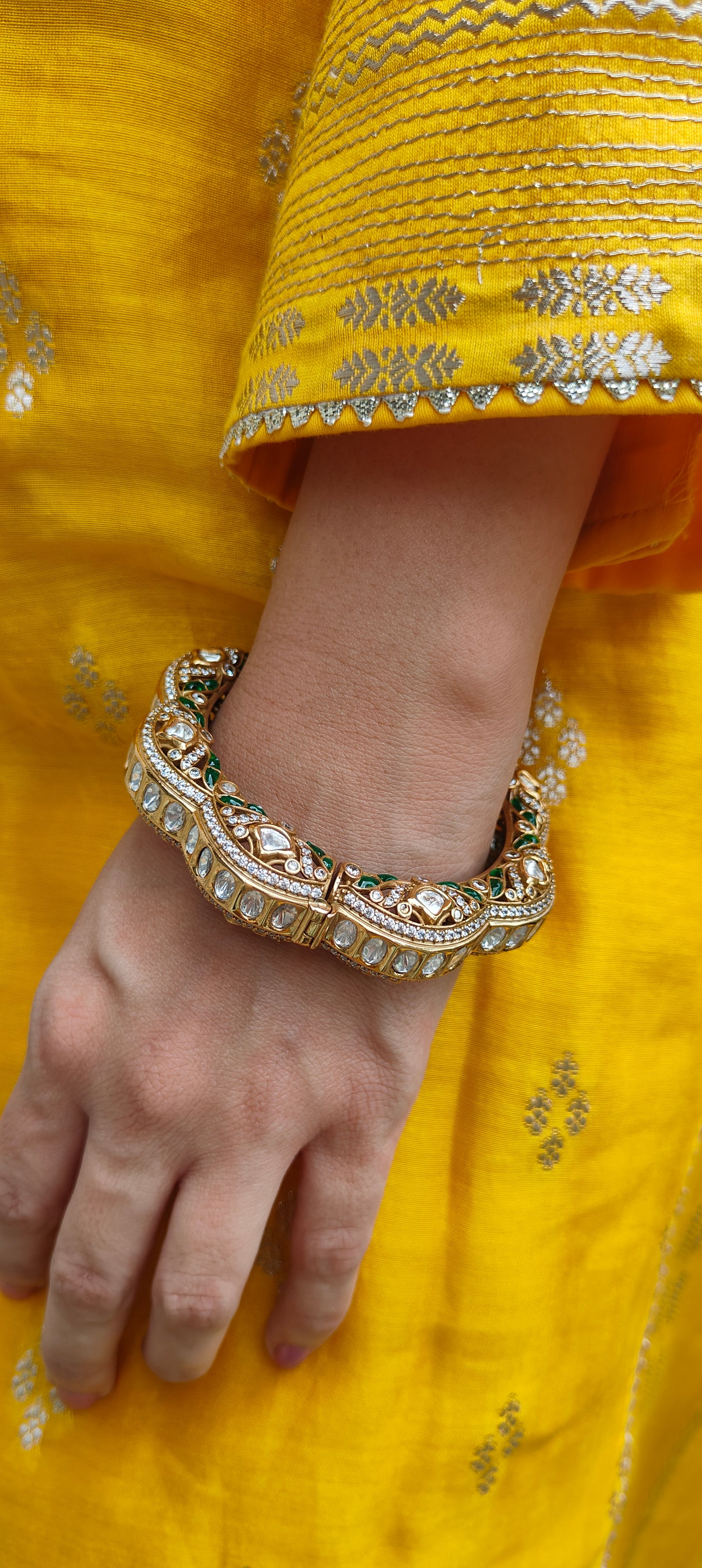 Siya Kada, an openable Bangle