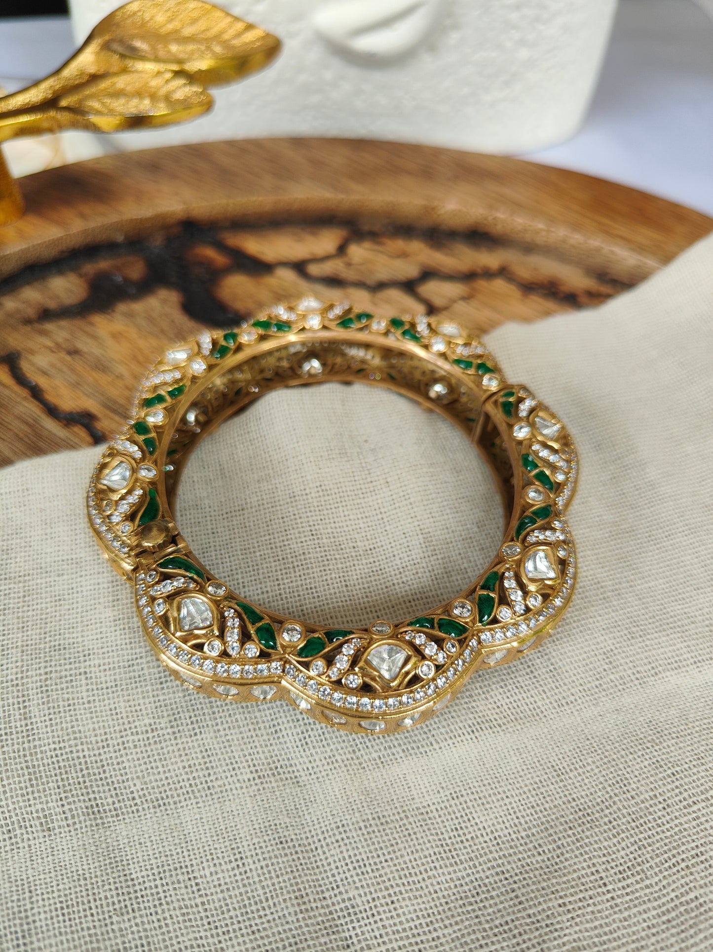 Siya Kada, an openable Bangle