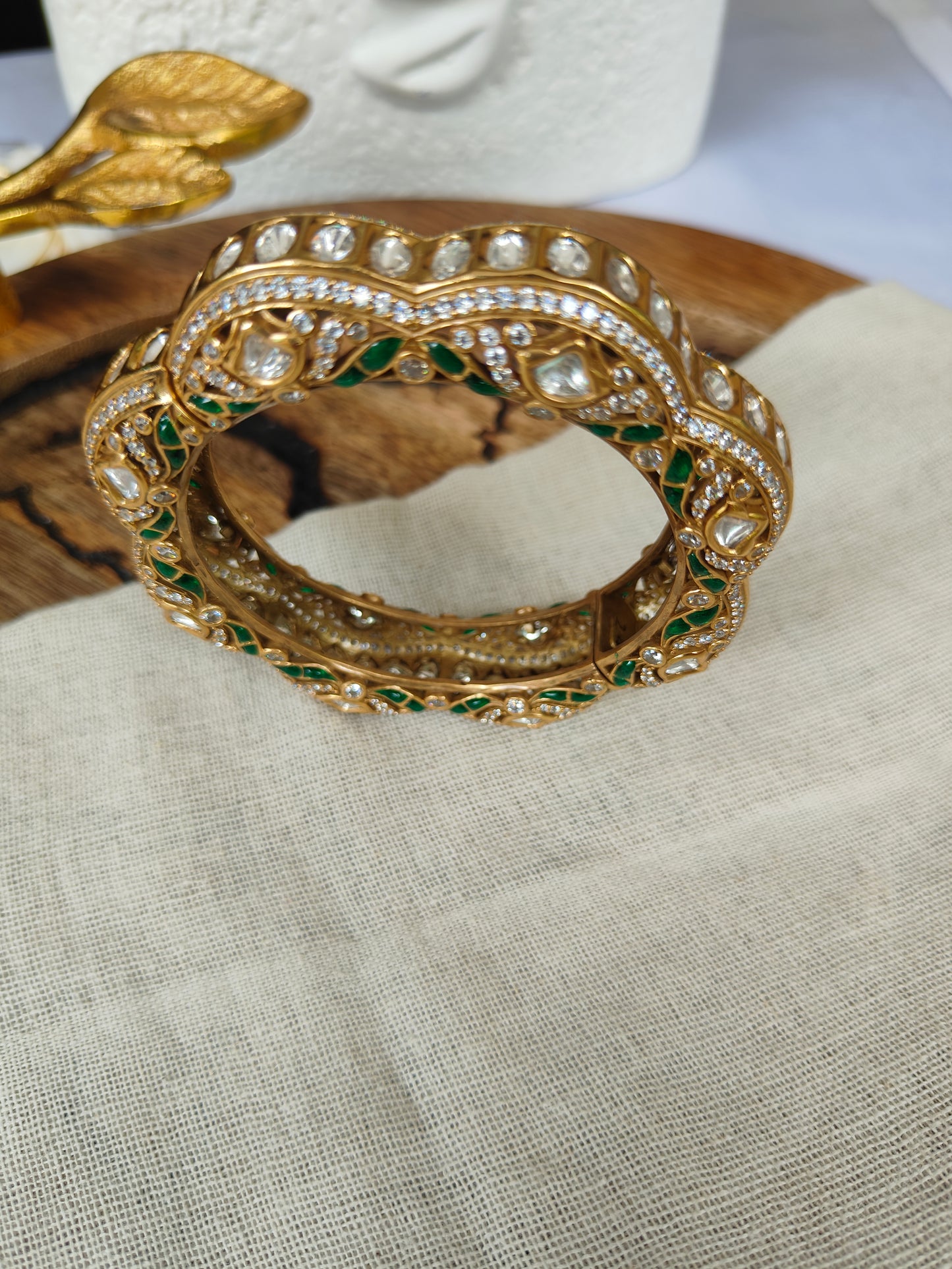Siya Kada, an openable Bangle