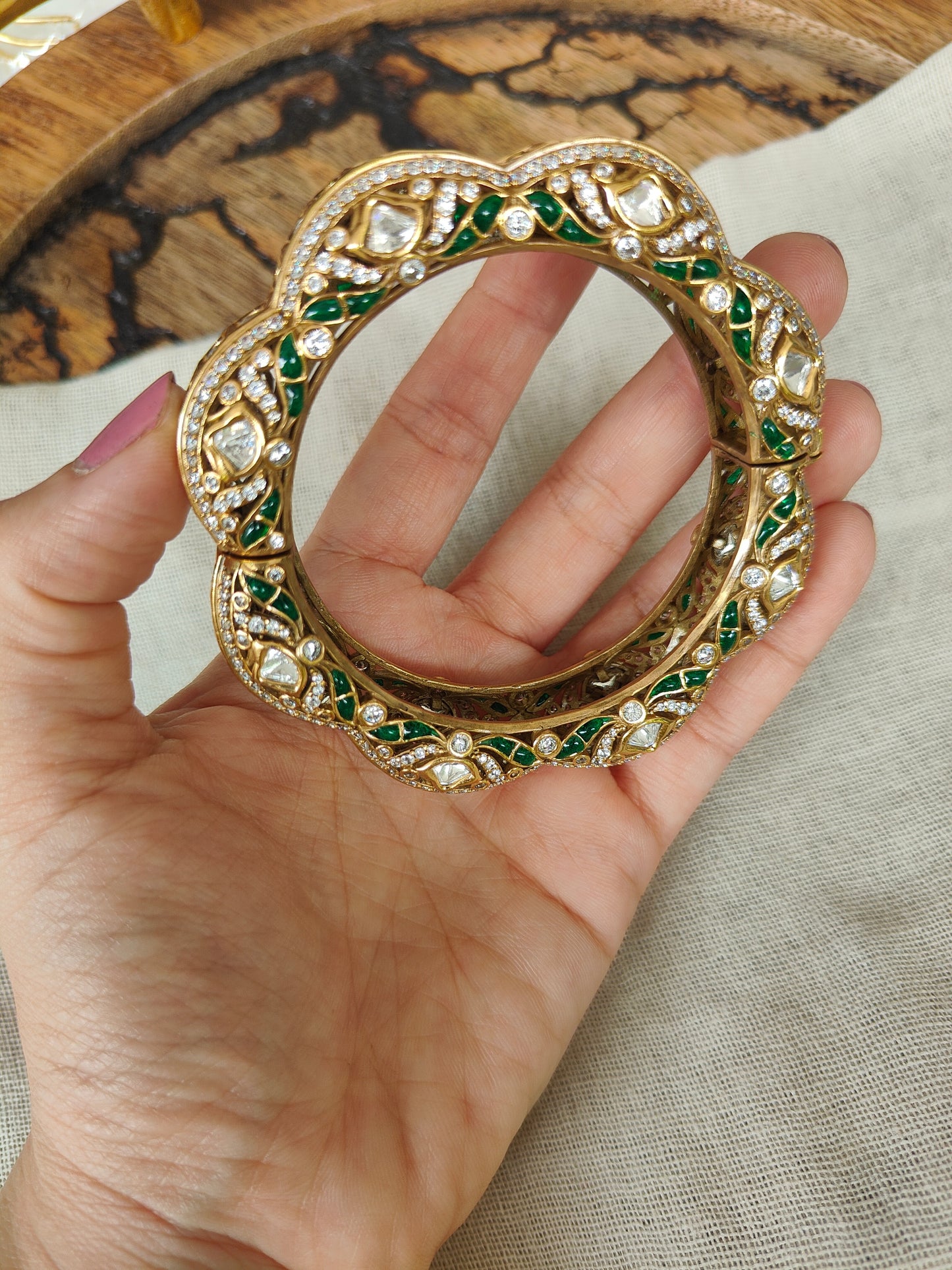 Siya Kada, an openable Bangle