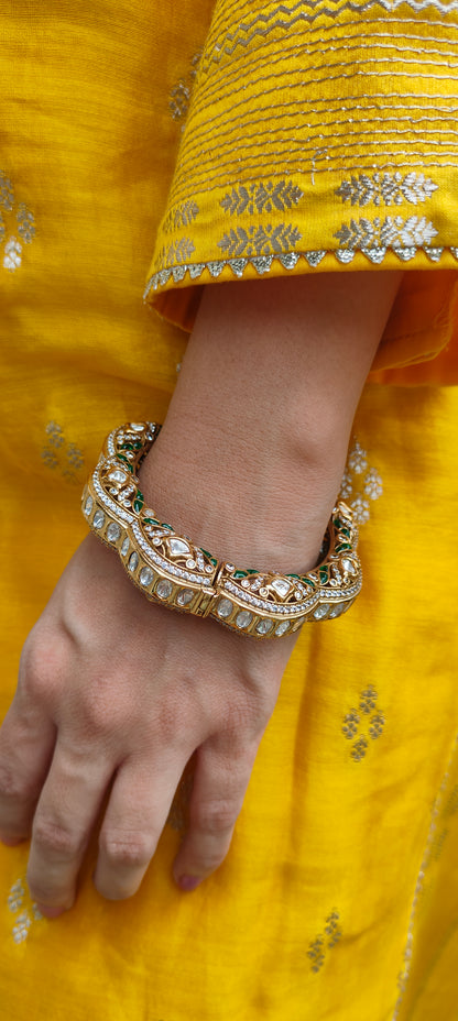 Siya Kada, an openable Bangle
