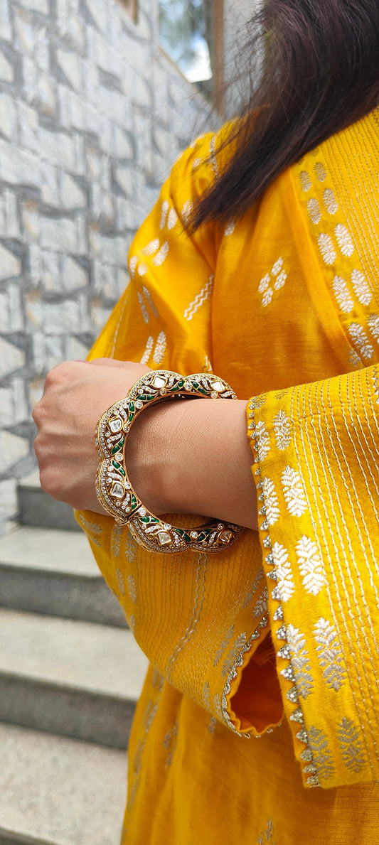 Siya Kada, an openable Bangle