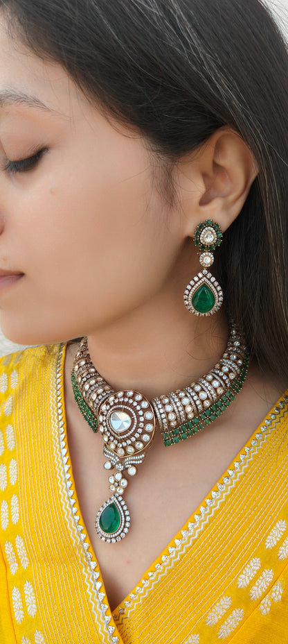 Mughle Emerald Tear-Drop Kundan Set