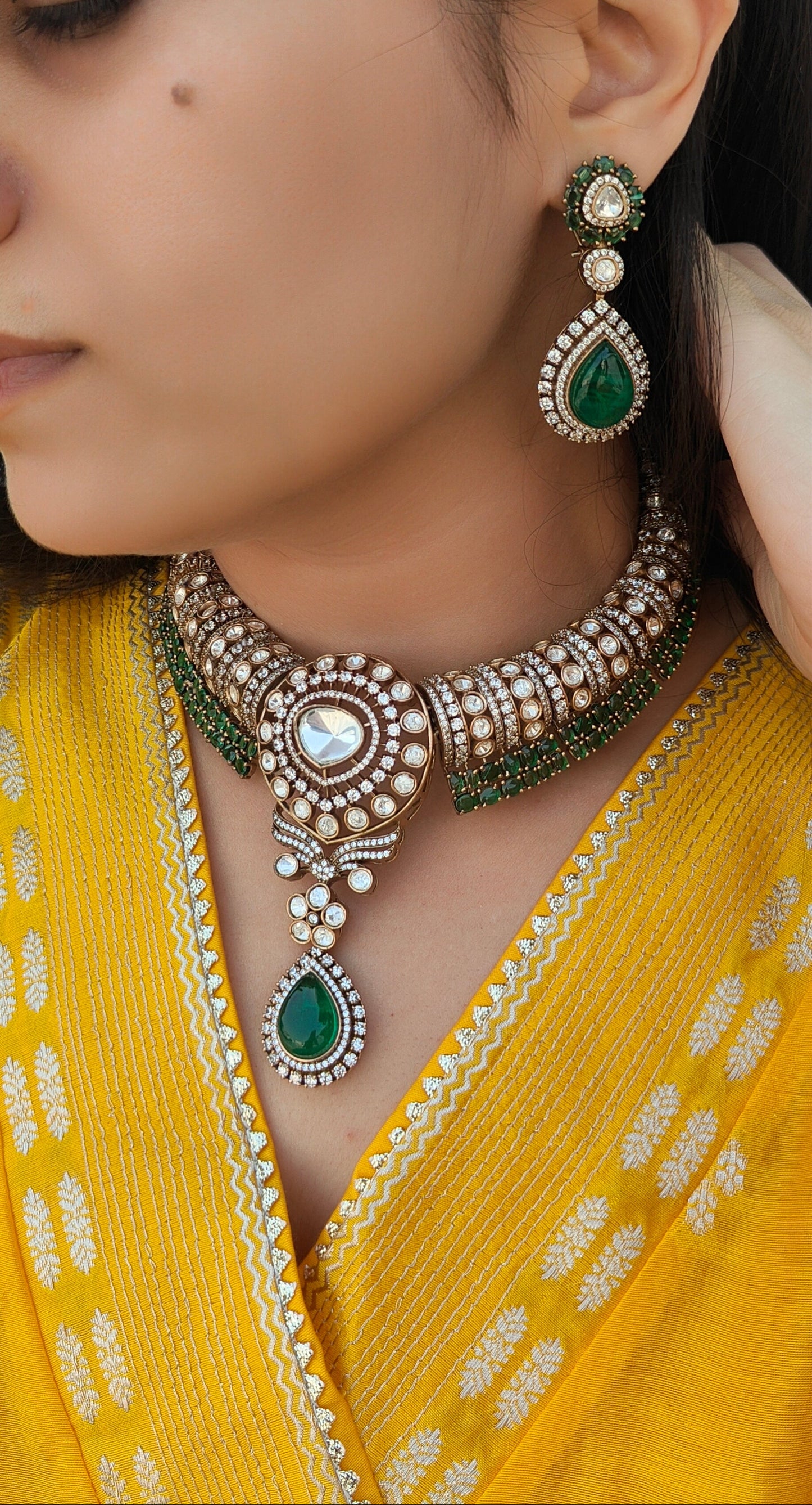 Mughle Emerald Tear-Drop Kundan Set