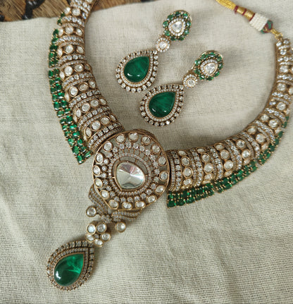 Mughle Emerald Tear-Drop Kundan Set