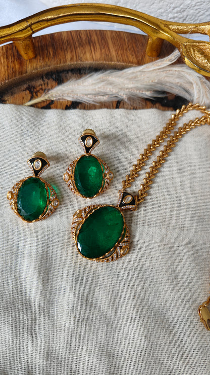 Emera Avani Green Stone Necklace Set