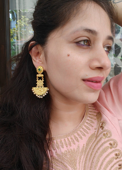 Zareen Pearl Earrings